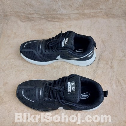 Nike Air Max / Nike Zoom running shoes in a black colorway